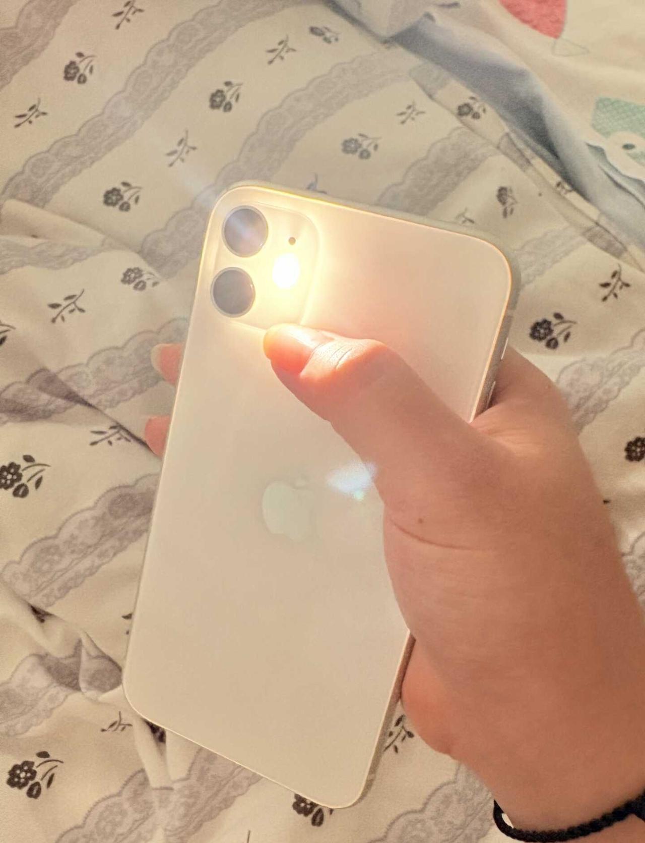 苹果18都出来了，而我的11用了一年又一年
苹果11的配色真的好看还是苹果出得第