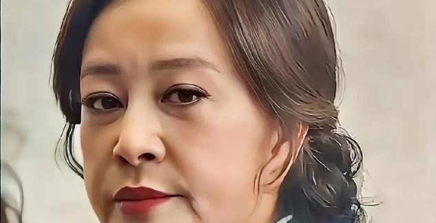 刘晓庆不是不想生。第二任丈夫陈国军写过，他们结婚四年，床头柜上永远摆着喝空的药碗