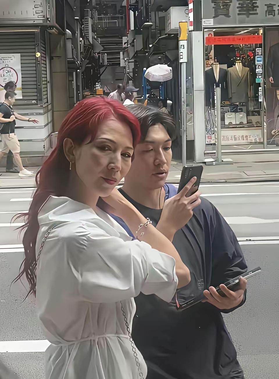 人一旦太瘦，年龄大了就不能看脸了
香港街头的明星，没有滤镜更具真实性
52岁的年