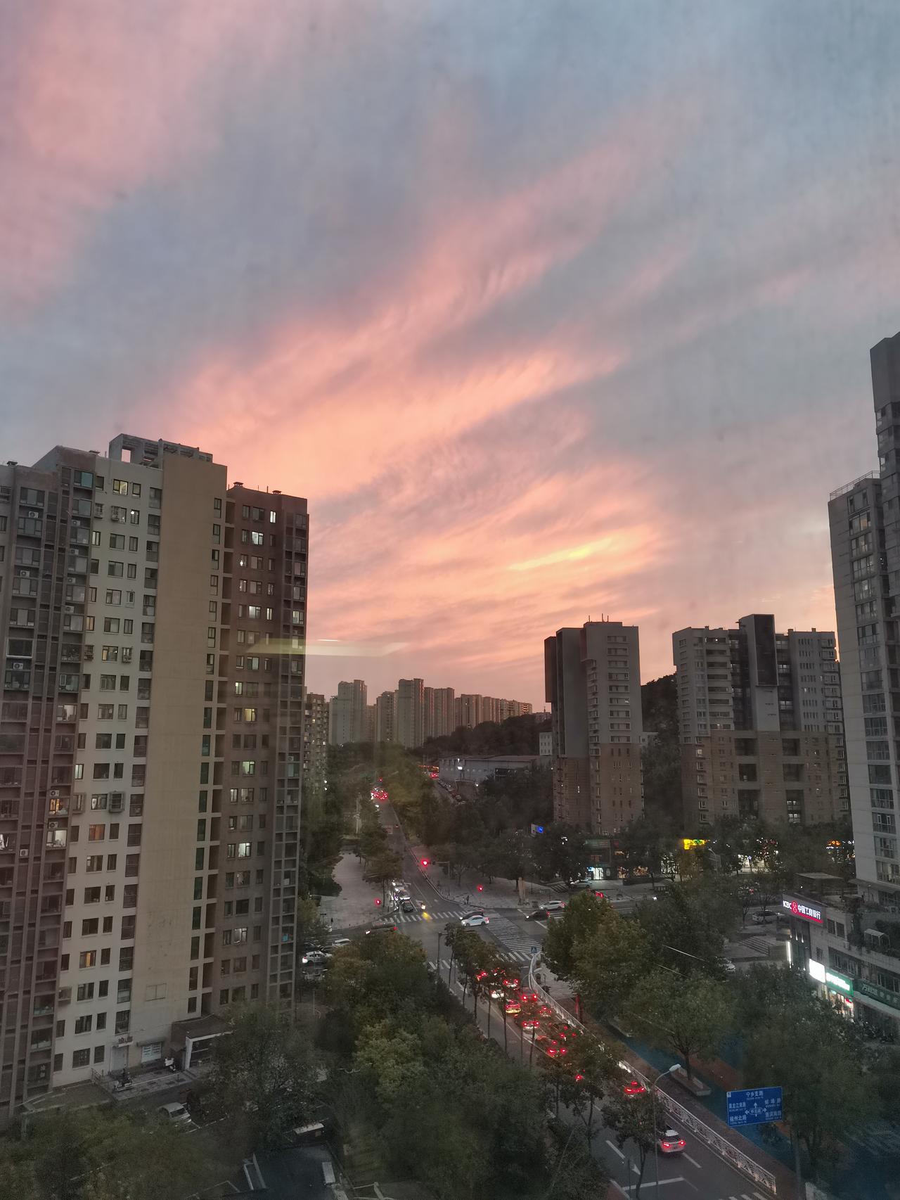 中国核电今天难有行情

今天中国核电开盘一小时，成交3亿多一点，比昨天减少一半，