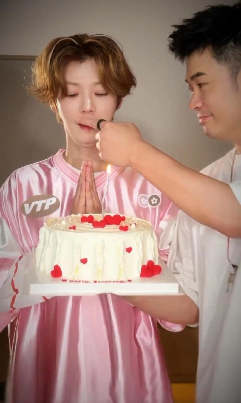 4月20日，鹿晗生日，大家最关注的就是关晓彤会不会准时准点给鹿晗送上生日祝福，因