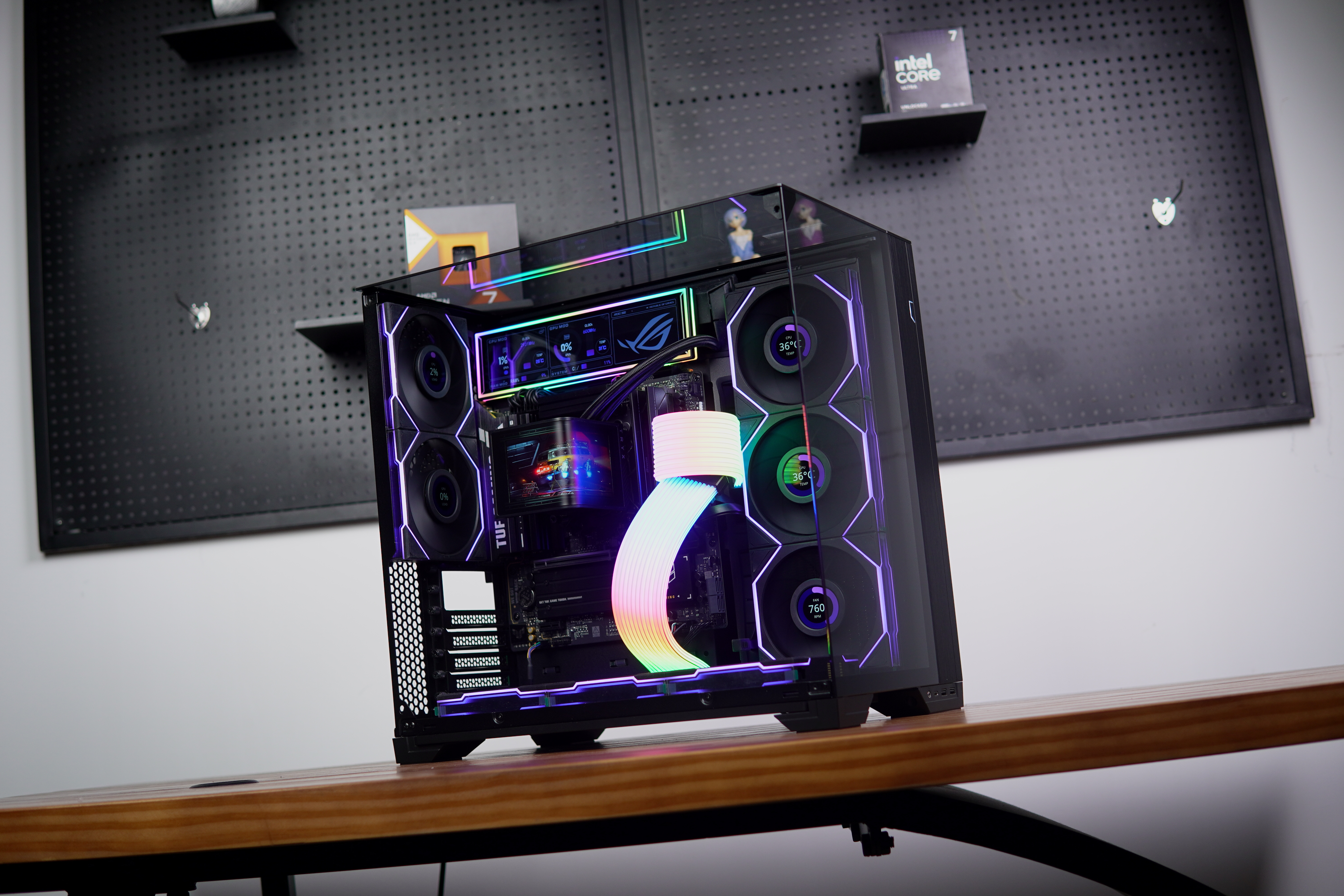 搭配包豪斯VISION海景房和ZZJMOD流光浮雕机箱副屏敌鸽电脑展示柜