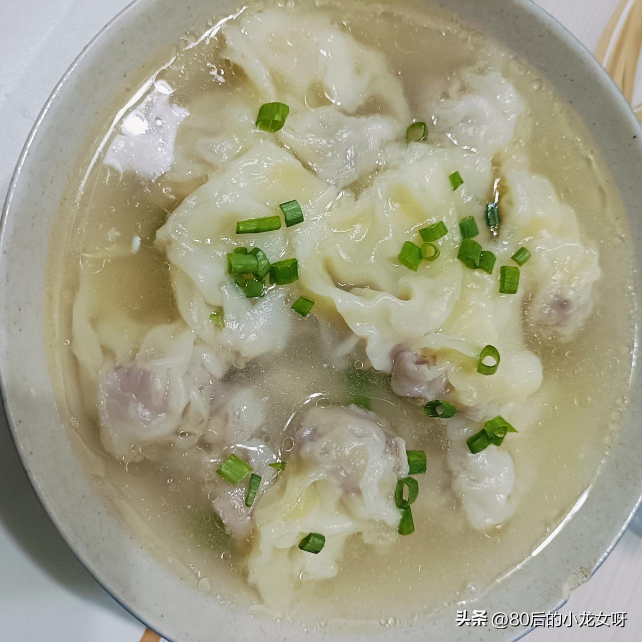 今天的早餐：一碗馄饨，一个粽子，几颗红枣。

早上吃什么早餐都有点纠结，鸡蛋天天