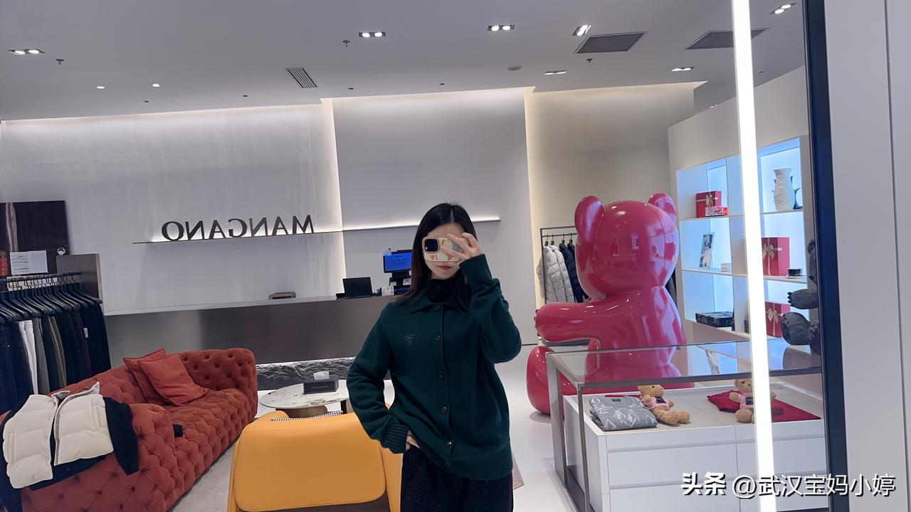 今天真的太幸福了[送心]
晚上商场没人在和张嘟嘟打视频，进来一个美女看衣服，我就