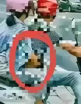 哦买嘎！我看见了什么⁉
 我偶然间见证了一场街头震撼的场景：一名男子骑着摩托车，