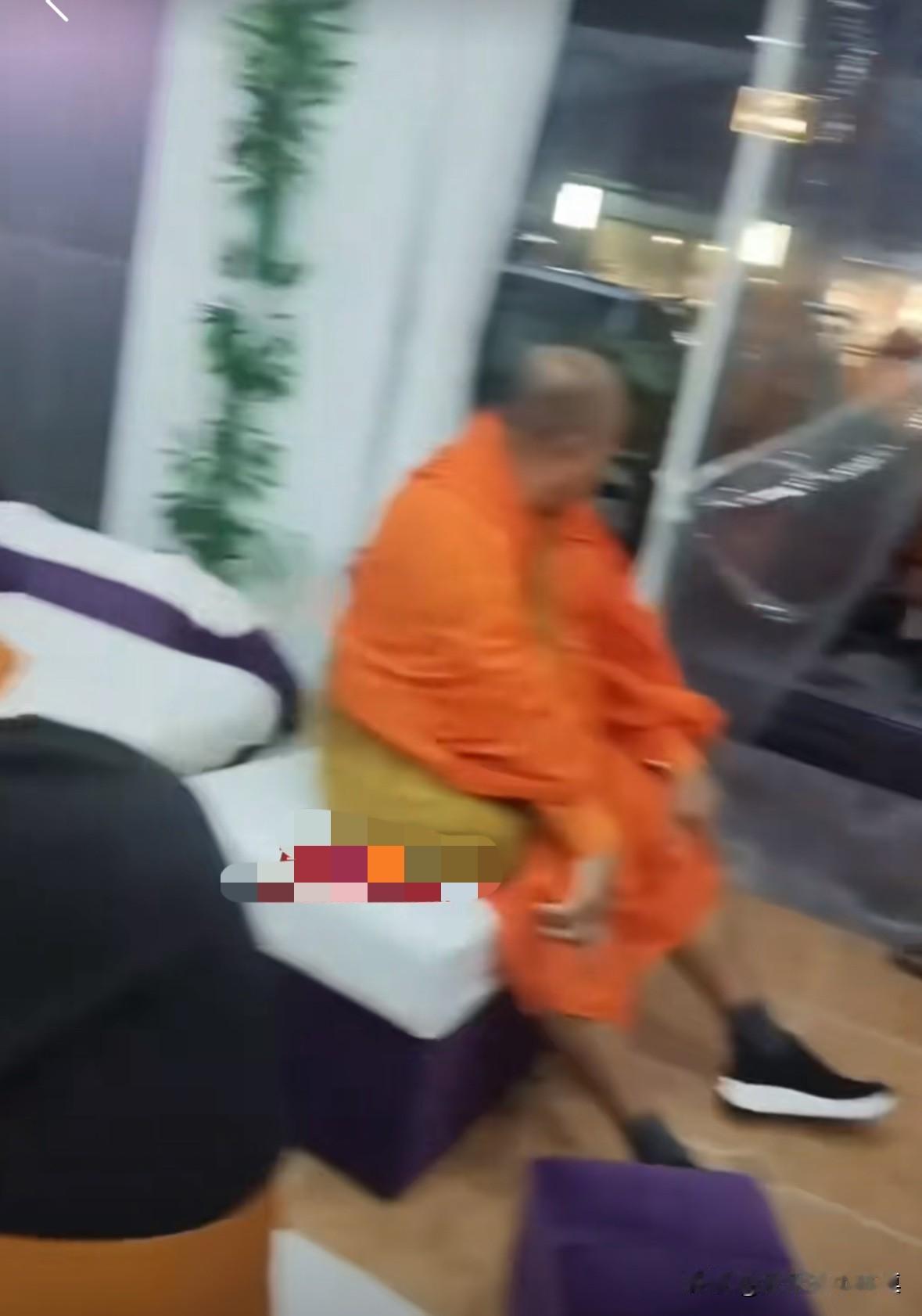 多名和尚集体去足浴店按摩，女技师拍视频开心的说：“场面失控了！”
看来和尚的压力