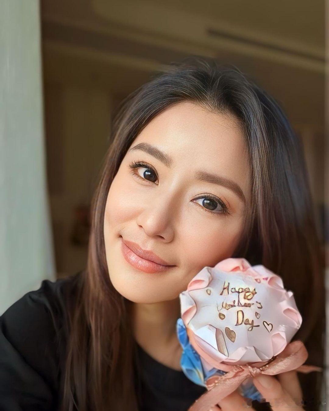 #林心如晒女儿送的母亲节礼物# 小海豚送给妈妈的母亲节礼物，好用心！ ​​​