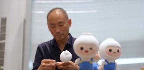 当其他展台还在比拼参数时，奇瑞却在11月22日，也就是广州车展公众日首日请来捏面