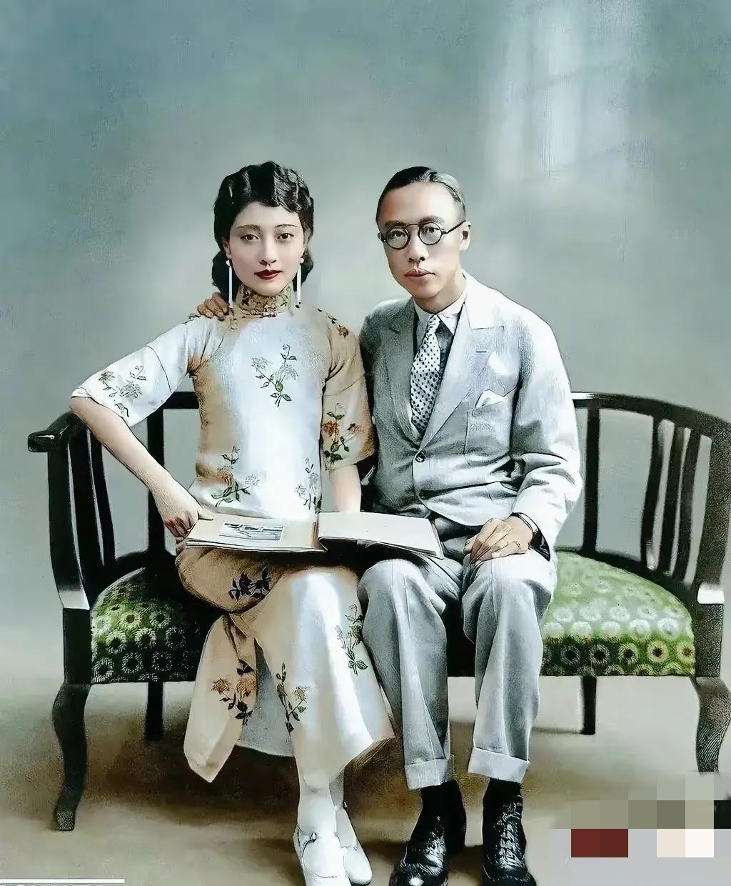 清朝末代皇帝溥仪与末代皇后婉容。1922年，溥仪与婉容结婚，册封其为皇后。婉容出