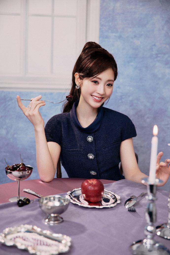 邢菲首登央视红毯 邢菲央视红毯首秀惊艳全场！复古小香风长裙素雅高级，温柔气质与沉