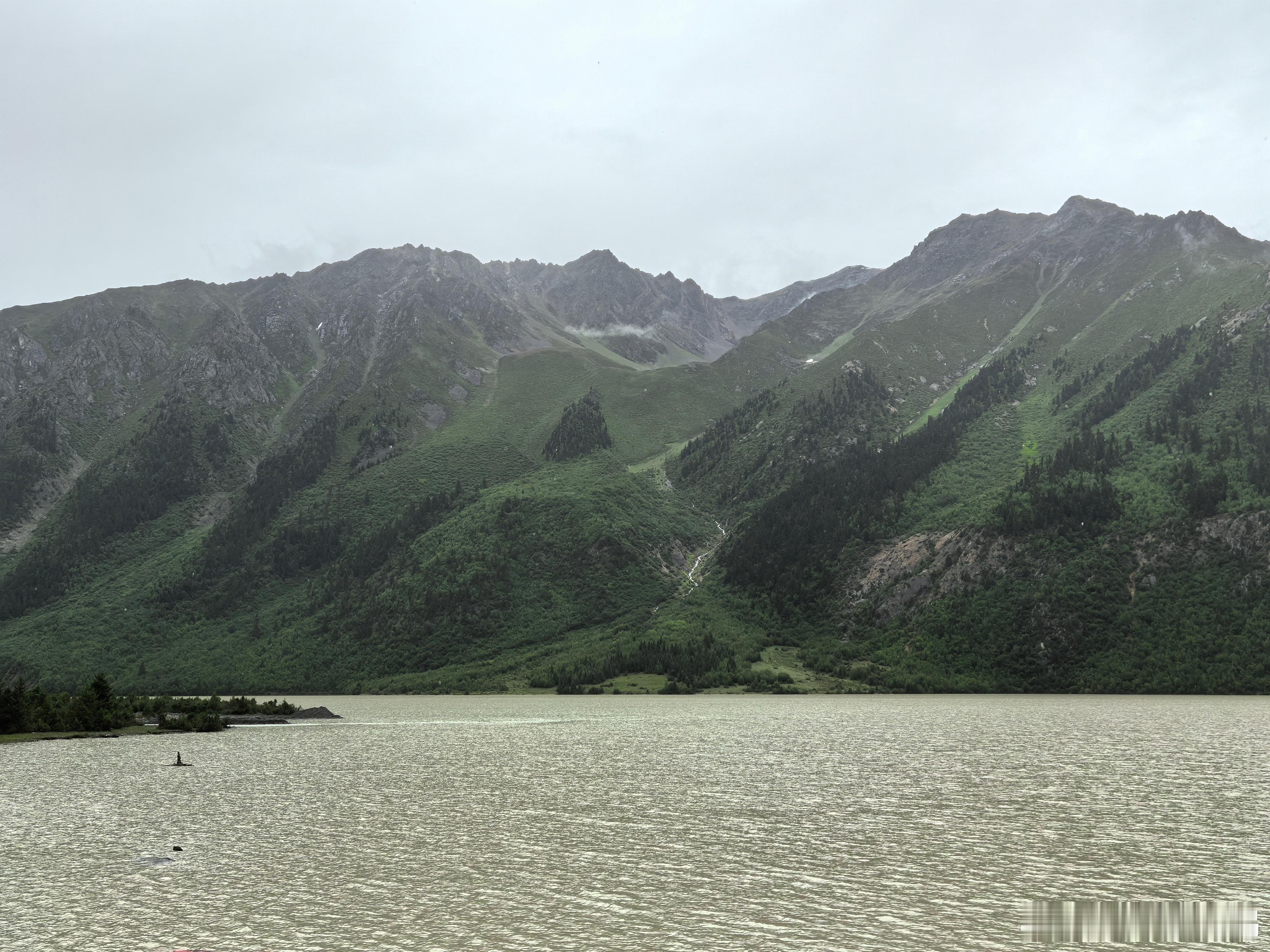 这个季节的然乌湖，雨水多，颜色黄。但我找了个营地，正好是上游入湖口，漂亮。要不是