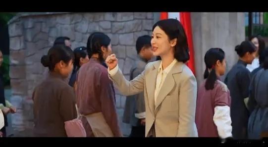 最后一张对比也太惨烈了 跟杨紫一起的几个女孩都看起来很自然 