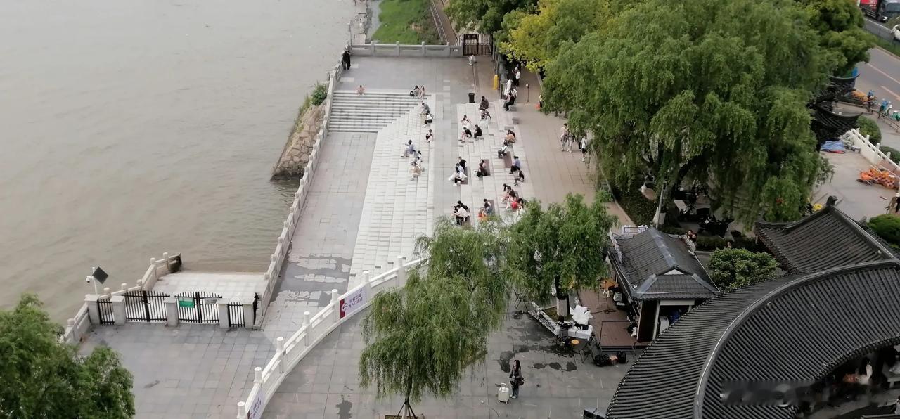 问老伴5.1假期怎么过，准备去哪里玩。
他说他还没有做好准备，到底怎么过呢。
他