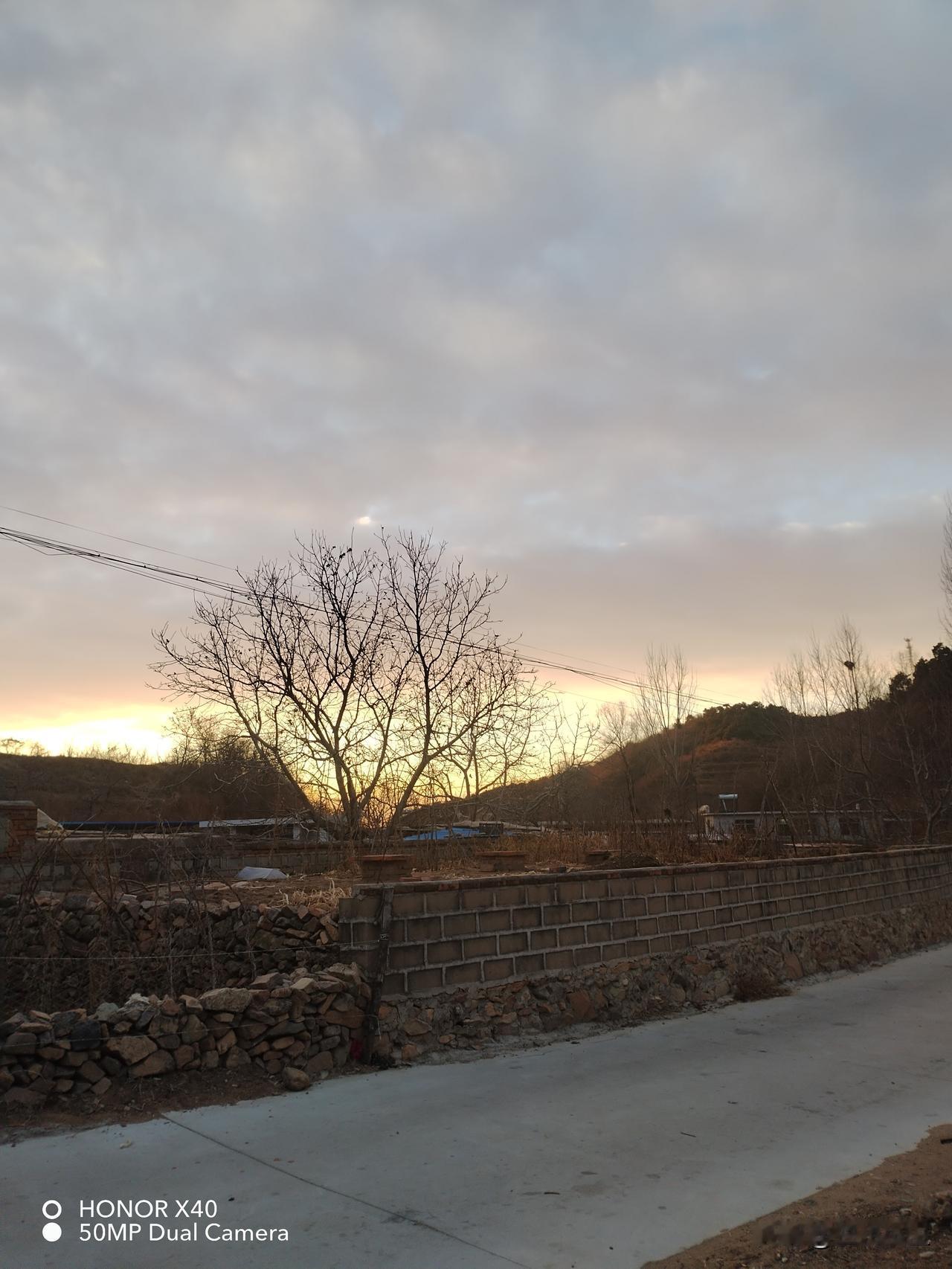 集卡领红包老家的日出挺好看的，我感觉今天有点冷。风又大，气温低。看着这天竟然没有