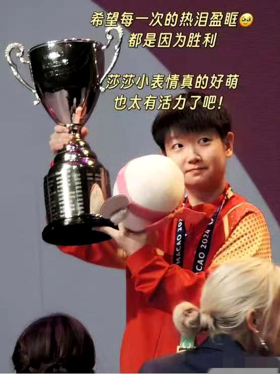 孙颖莎官宣代言白象，还带来了专属定制款椰子鸡汤面！
赛场上霸气全开，私下里吃面温