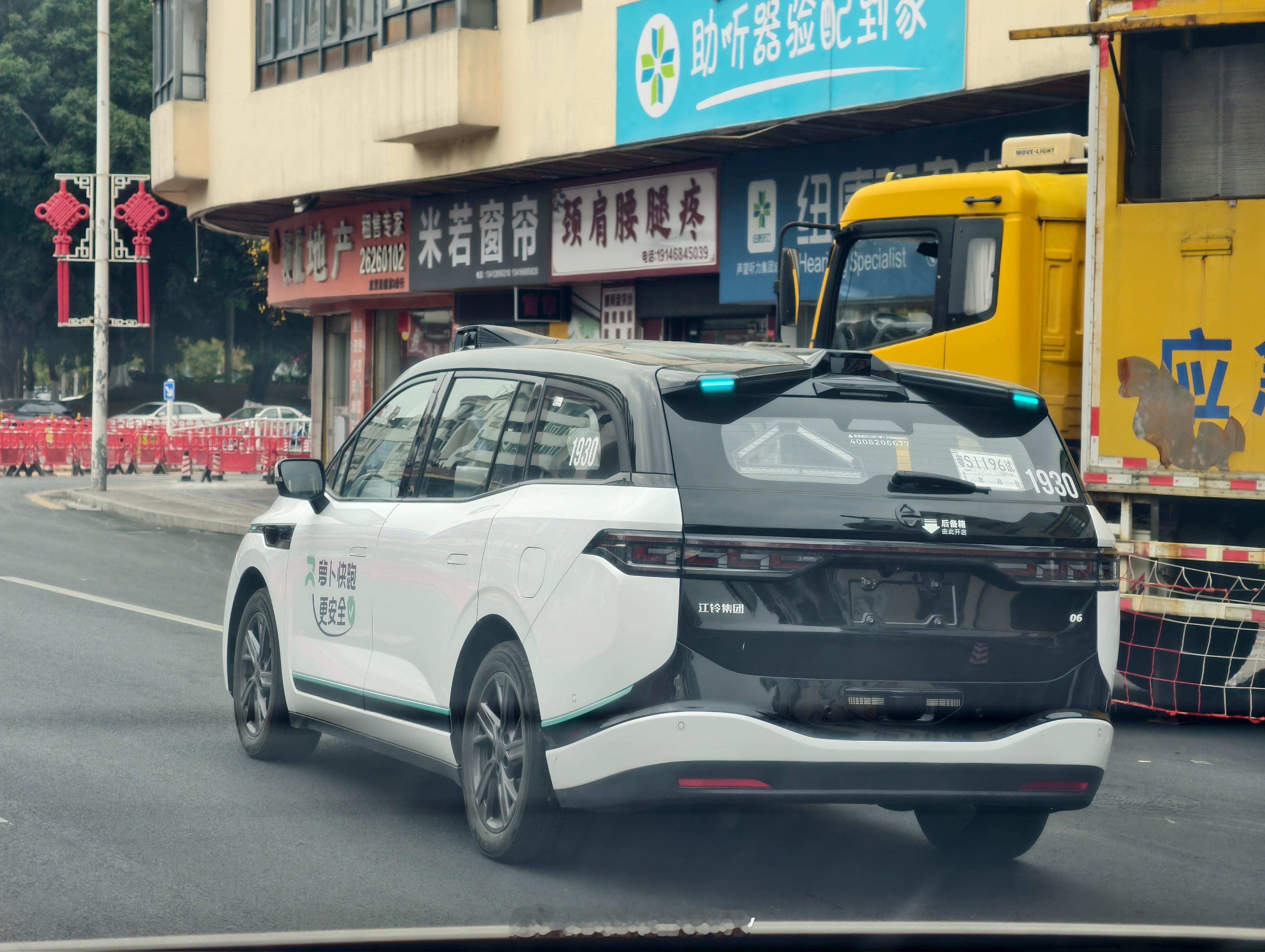 萝卜快跑第六代无人出租车，半年多前伪装车在东莞各种跑，也碰到几次，伪装车看起来贼