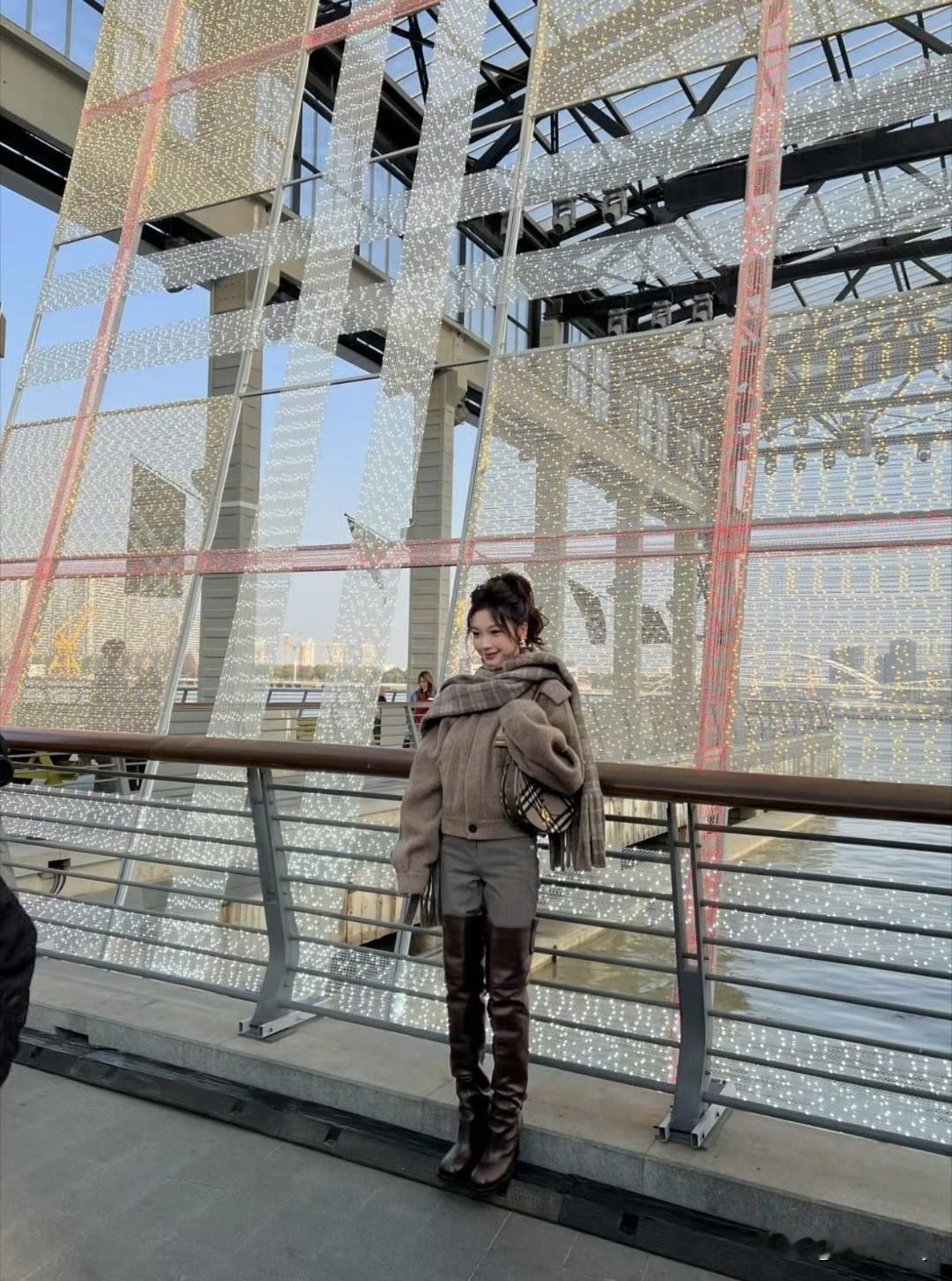 易梦玲这腿也太细了吧，长筒靴当打底裤穿，靴筒里面装的还是裤子呢～