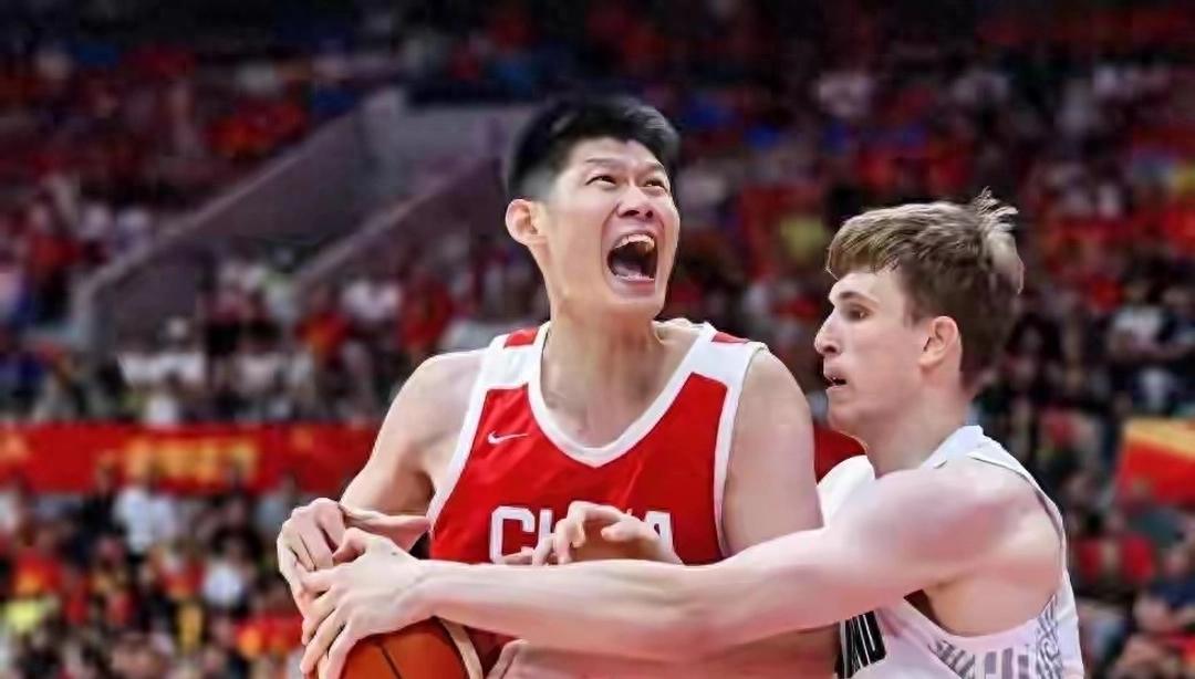 中国男篮上一次战胜卡塔尔是2017年亚洲杯，92-67大胜25分，那时有核心后卫