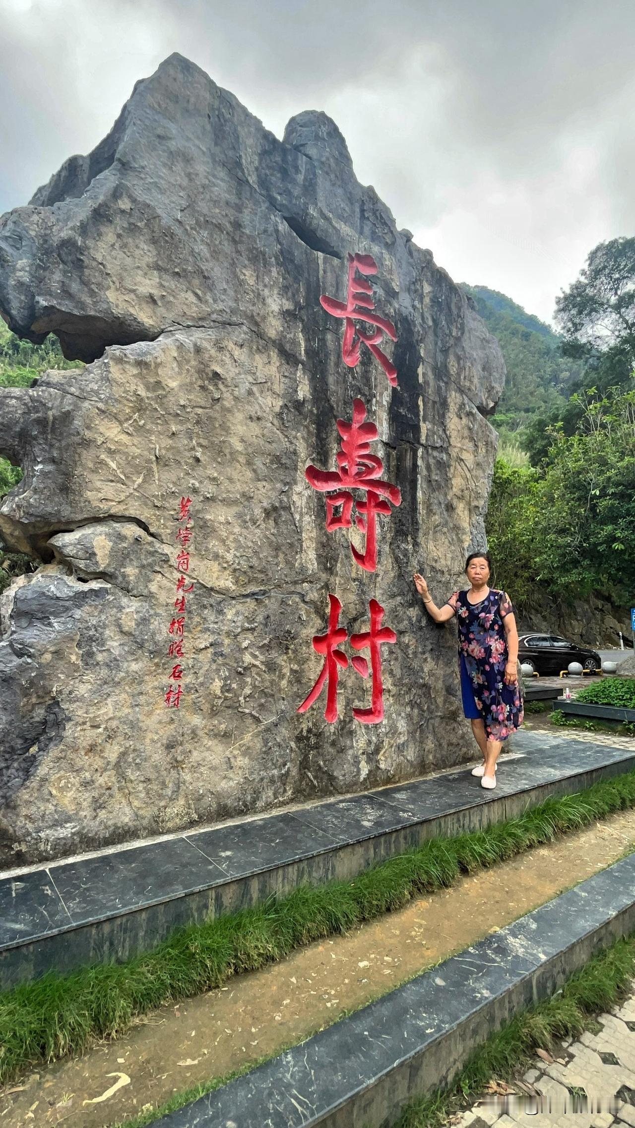 广西巴马，外地来此常住养生的人很多，山水美、空气好。福寿山中间的山头是百魔洞，去