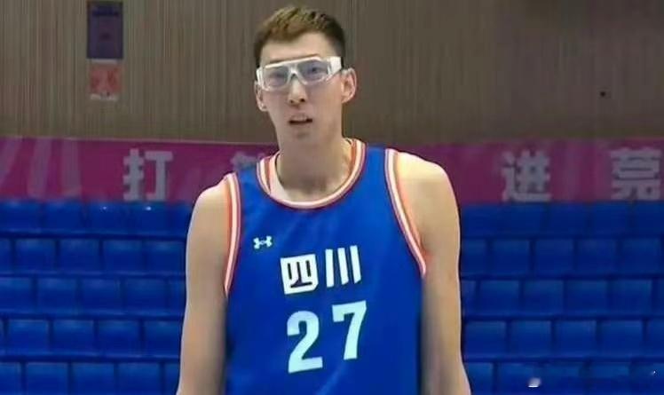 上赛季的CBA总决赛的广厦和北京今晚再次相遇，今晚我更看好广厦一些，原因是北京还