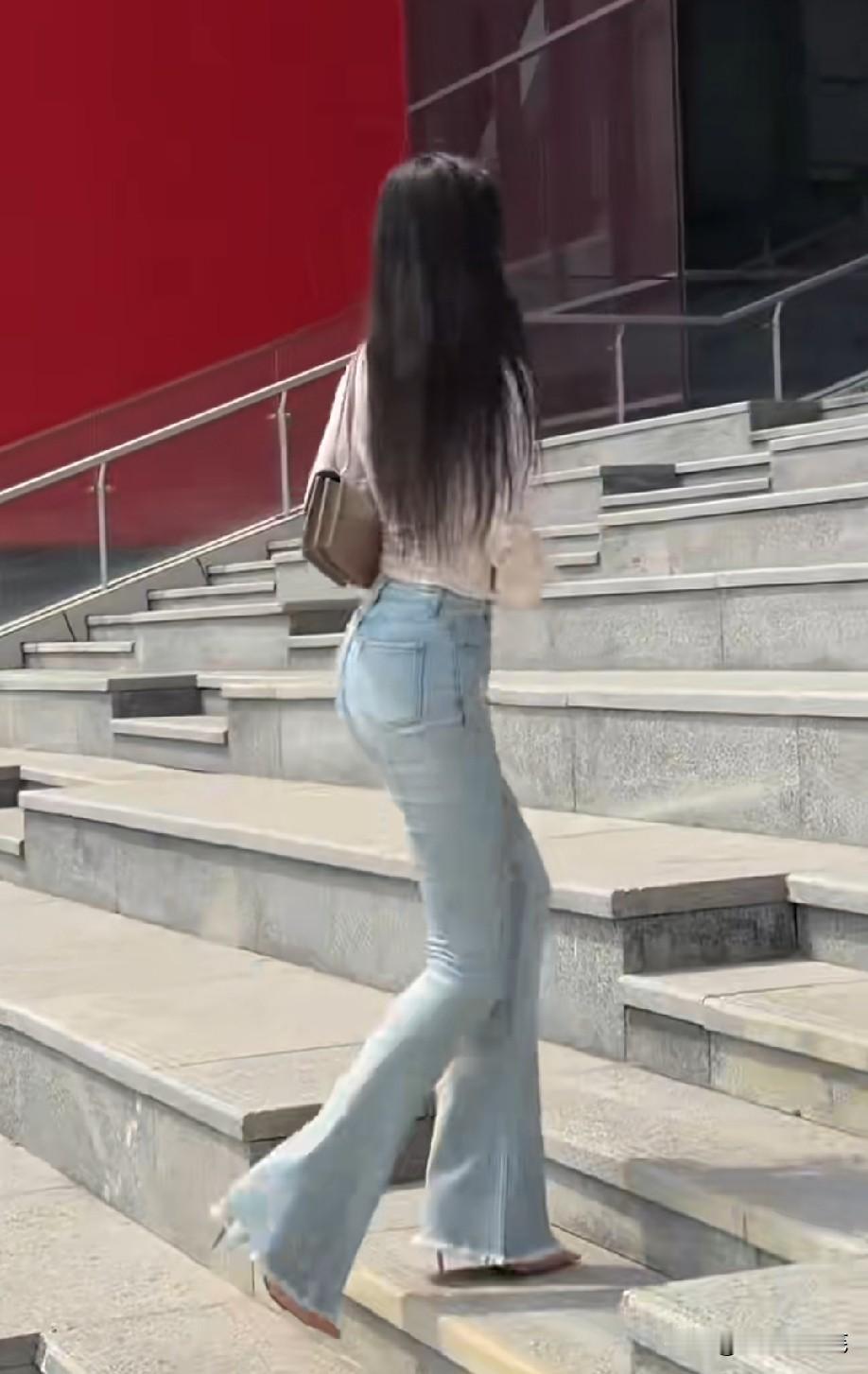 真正的成熟，不是变得圆滑世故。
而是历经世事之后，依旧保有内心的善良。
不怨他人
