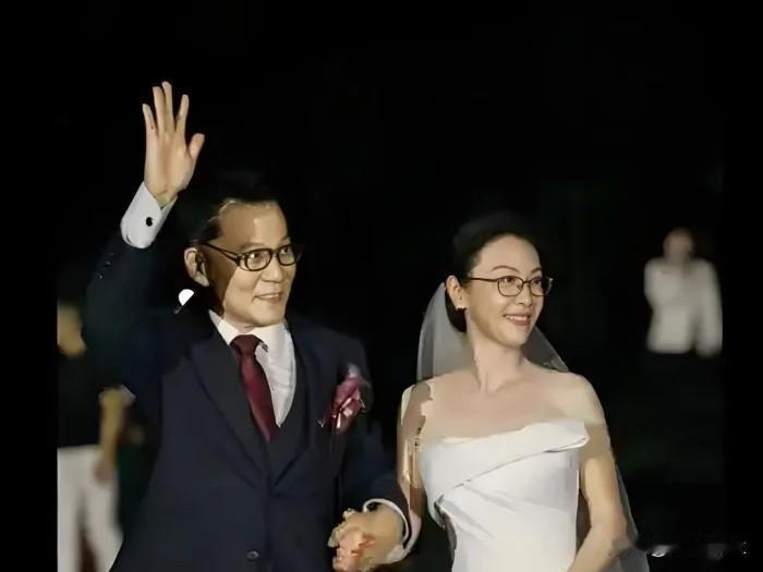 哗众取宠！
人们为了想红，已无所不用其极！

万事万物都可以沦为吸引眼球的工具，