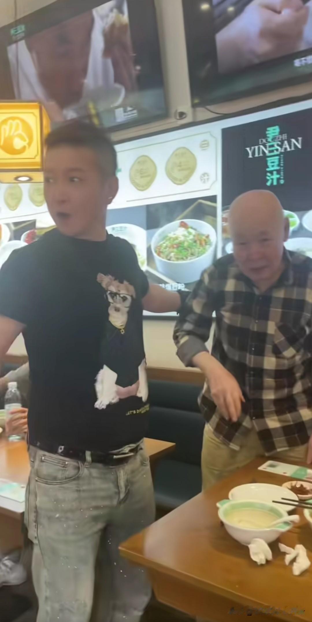 必须为这家店老板点赞。

最近，80岁的相声表演艺术家李增瑞独自在北京一家早餐店