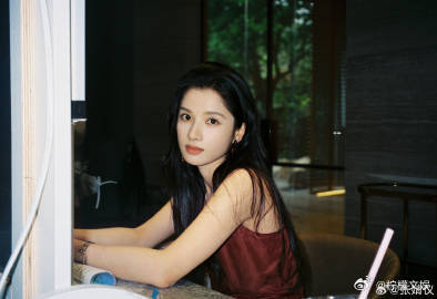 张婧仪晒陈清雾剧照张婧仪陈清雾清冷文艺风陈清雾剧照释出！张婧仪完美拿捏陶艺师独有