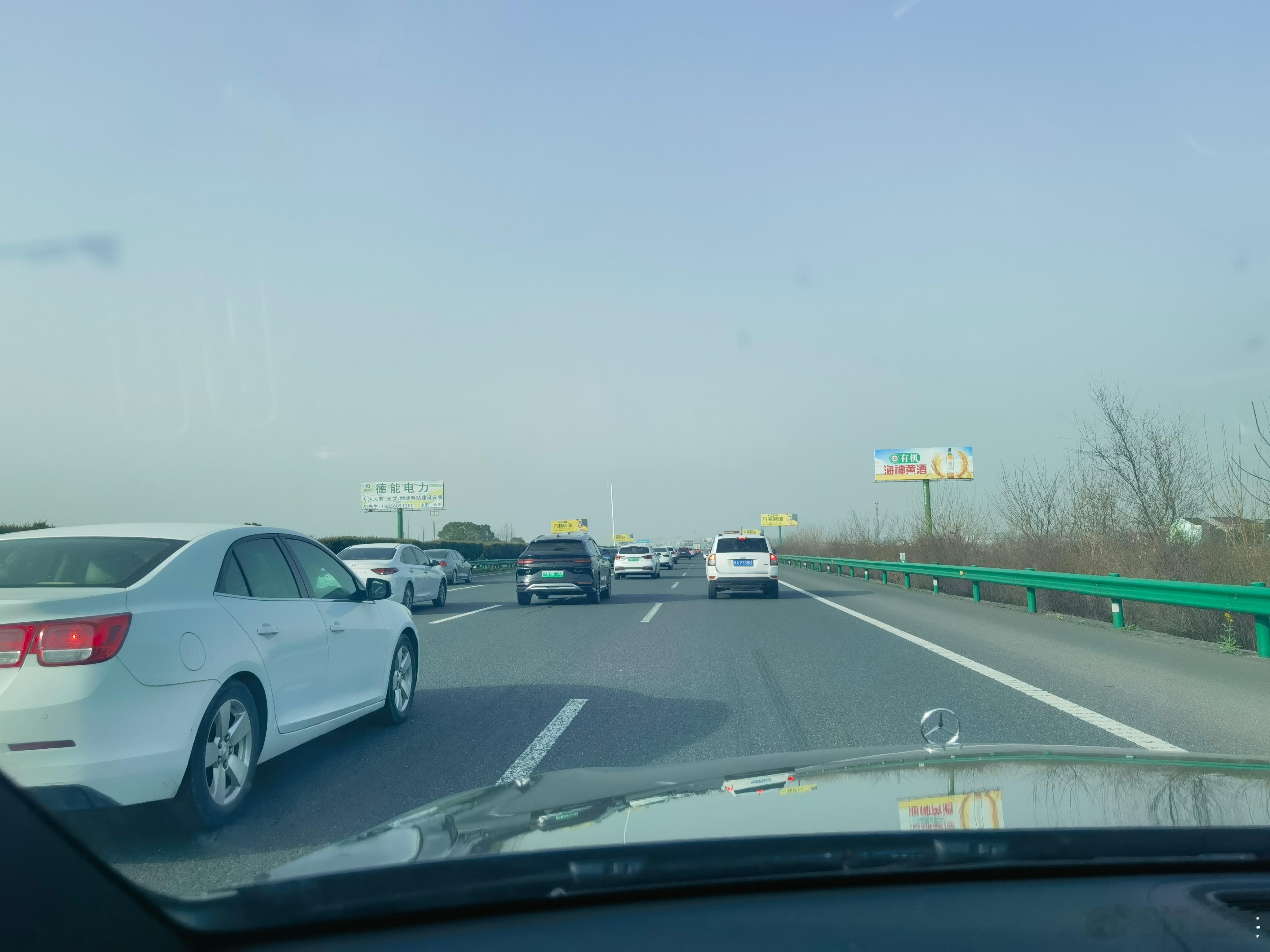 今天回城在高速(双向四车道）堵的没脾气，体验什么叫龟速前进，在丰乐服务区休息，风