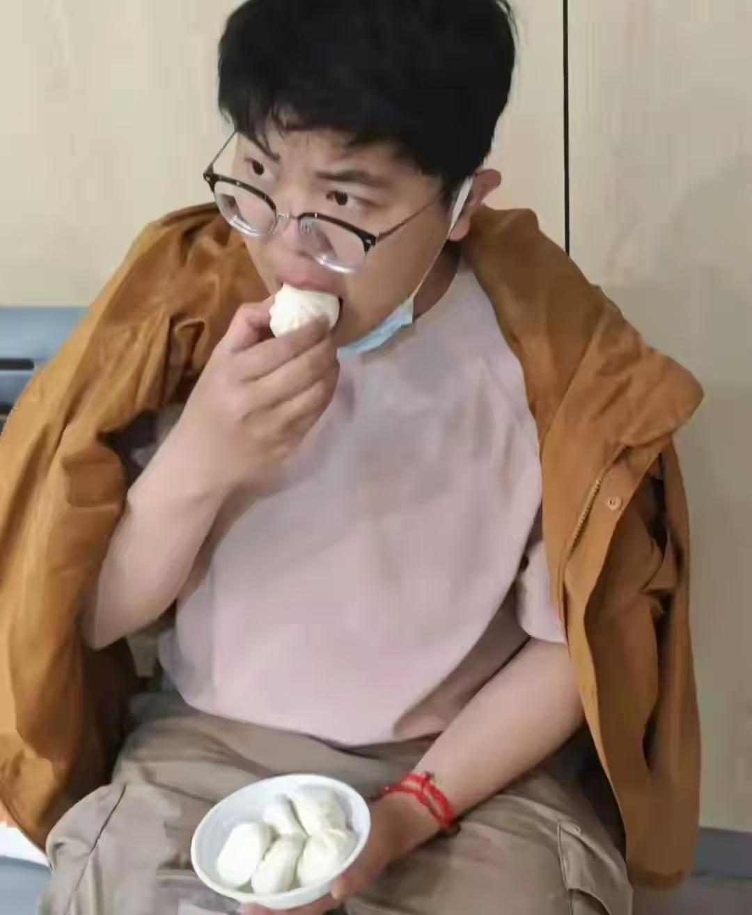 他从云南昭通市巧家县的农村小学，一路“拼杀”，考上市里排名前列的高中。

202