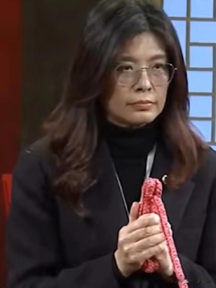 郑丽文除夕法鼓山撞钟
手持红绳突然抖动引热议
有人炒作
这是神仙显灵
要神助郑丽