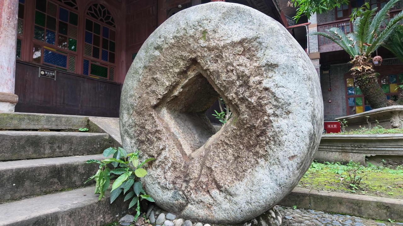 黄家大院这几个圆石头，没人说得清是干啥的
 在崇州元通古镇逛完老街，顺着高高的石