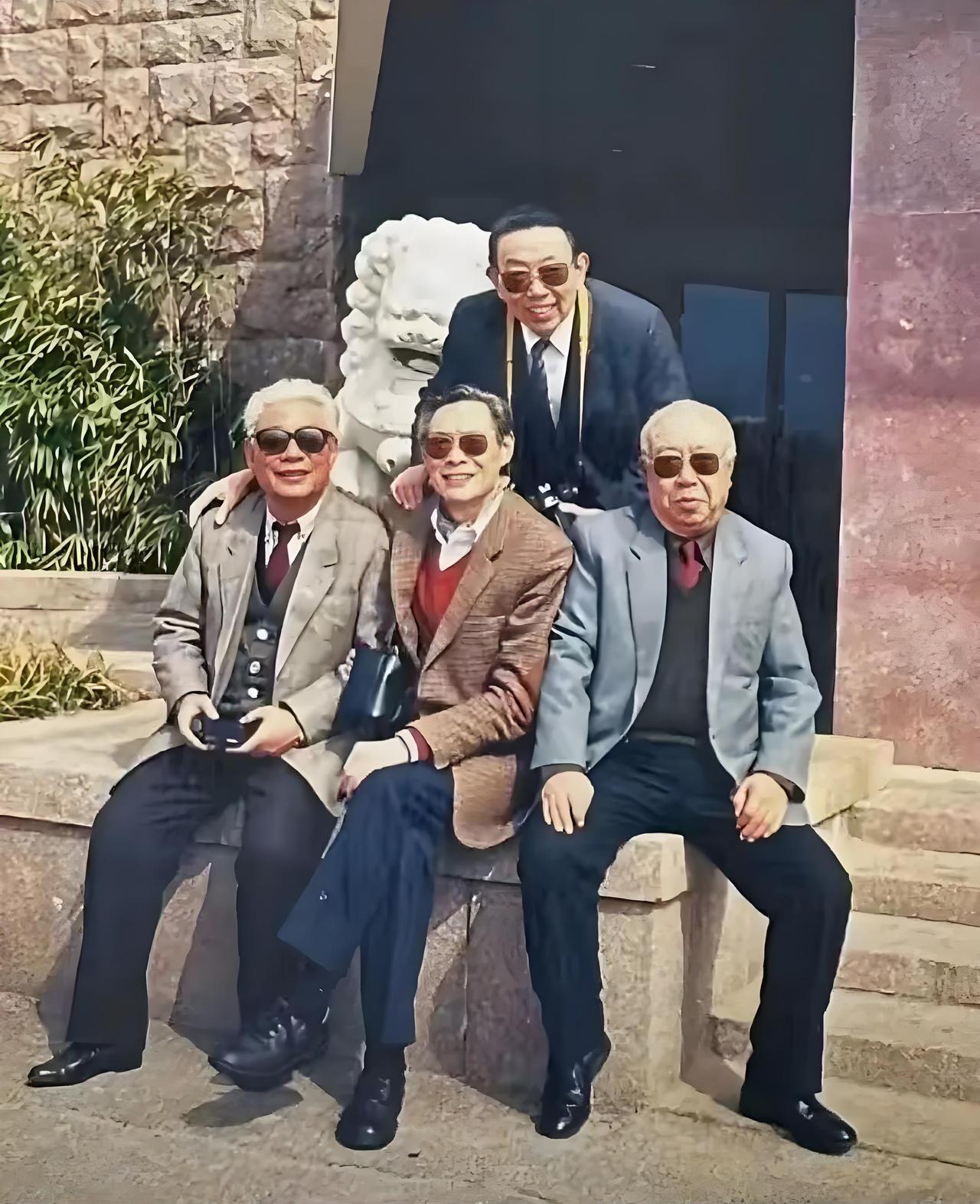 一张珍藏多年的老照片，汇聚了郭振清、刘琼、程之、刘江四位殿堂级老戏骨。如今，四位