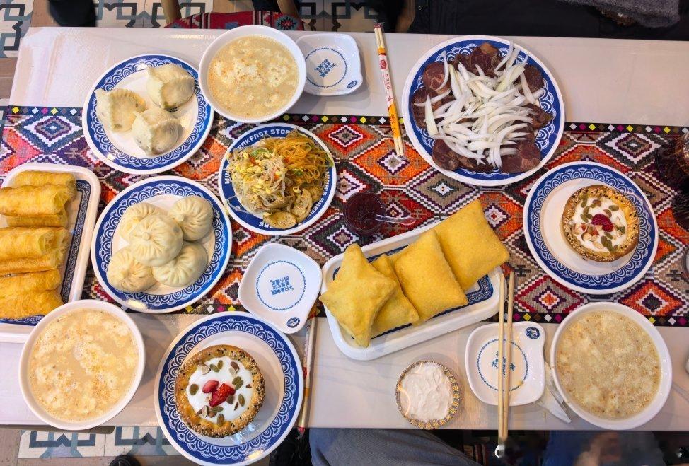 早餐吃的有点豪华，包尔萨克可以的。 乌鲁木齐·米娜早餐店旗舰店(铁路局店)