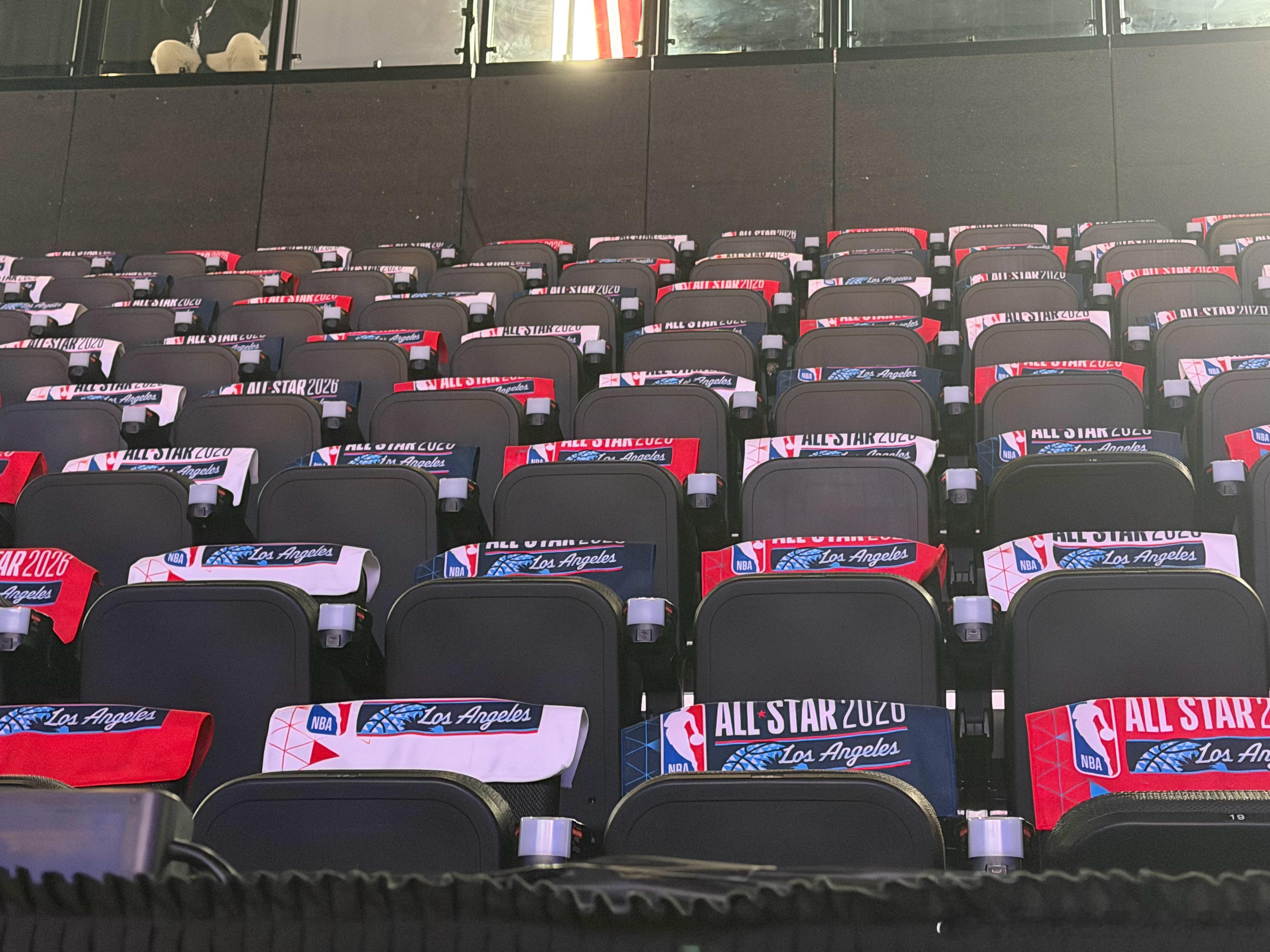 正赛到场的每位观众，都可以获得一块官方提供的洛杉矶全明星小毛巾2026nba全明