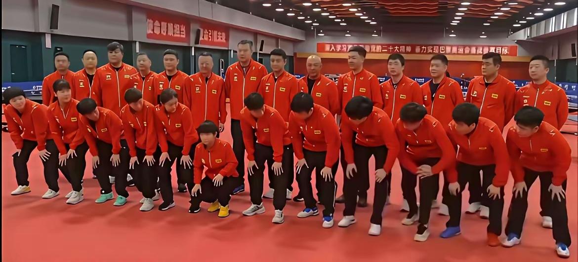 看到这张照片，对莎莎又打心眼里喜欢一遍。
给国乒拍大合影。
摄影师提示前排半蹲，