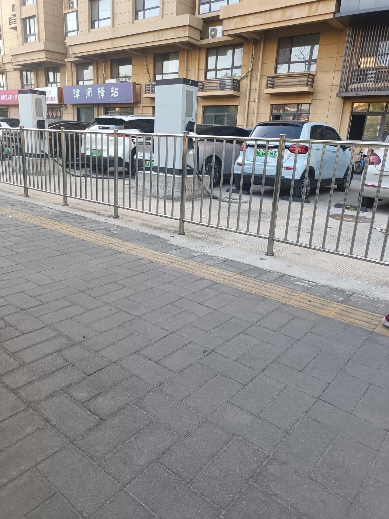 可多车不充电也占着车位
想充电的，没法充
转一圈又走了