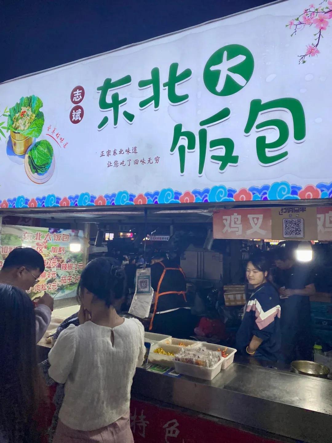 济南环联夜市，来体验全山东最大的夜市啦
人是真的多，晚上十点停车场和路边还是停满