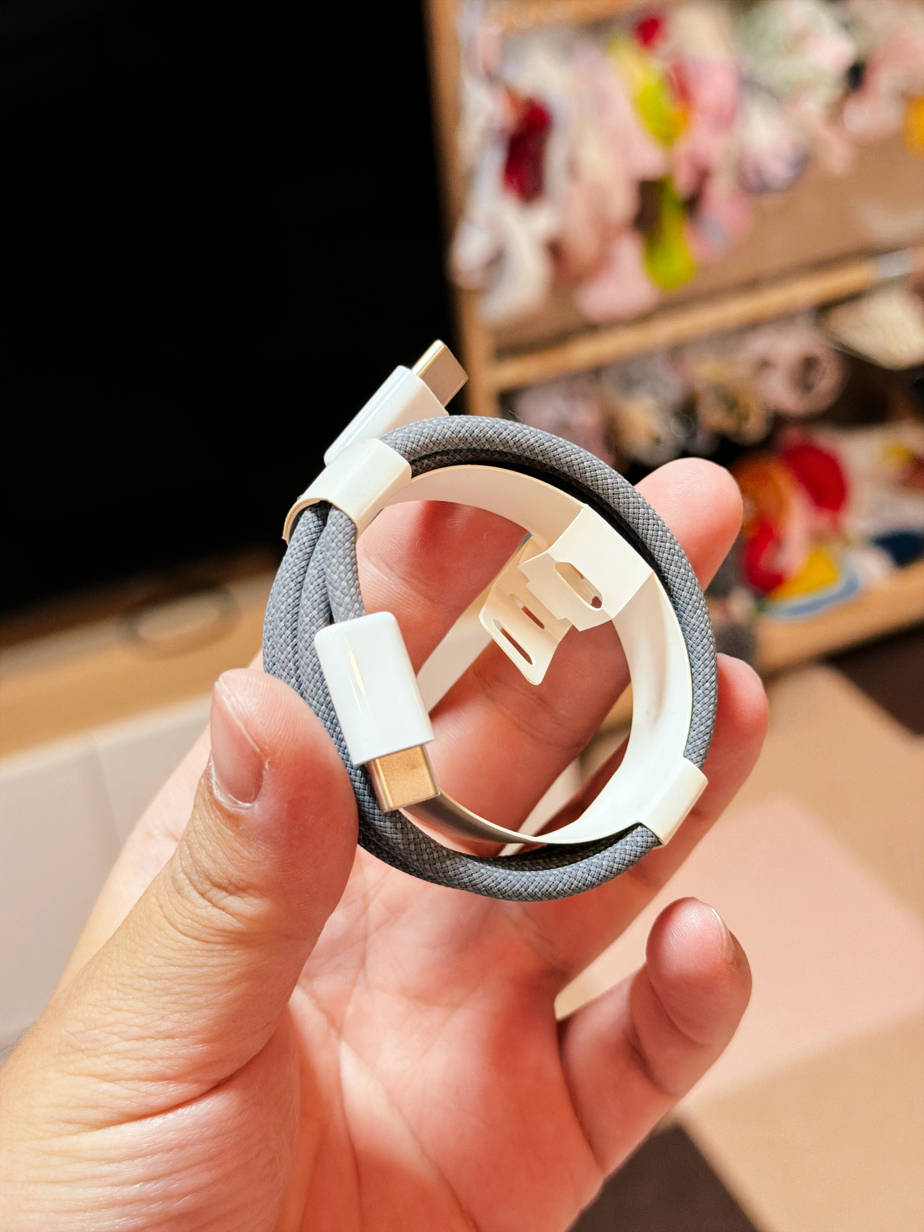 翻出来两根数据线，一个是 NIO Phone 的，另一个好像不确定是谁家的了。不
