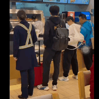莎头机场饿了，我就想知道:谁买的单?