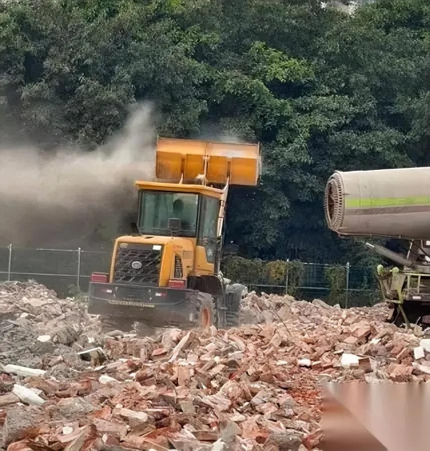 广州拆迁扬尘这事，反转了？

不是故意“以尘逼迁”，是雾炮机没加水？

网传视频