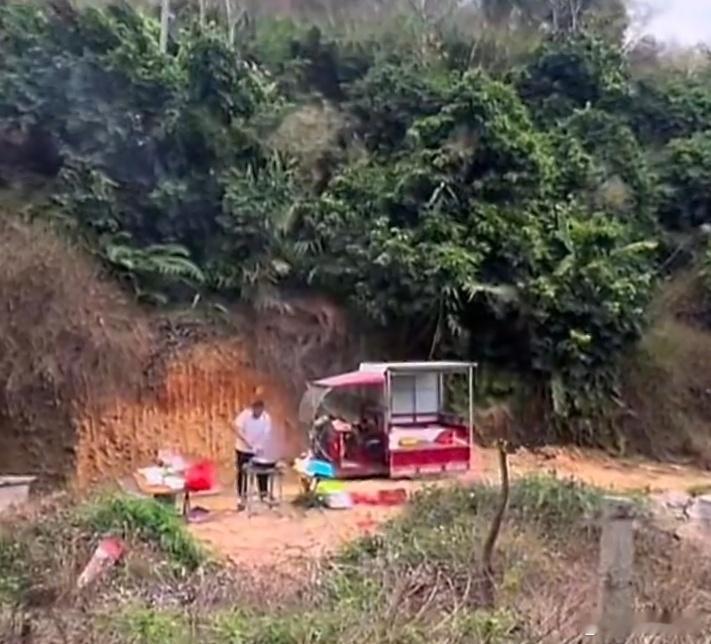 高速堵车大哥在路边架锅卖炒粉果然强者从不抱怨环境，高速堵车能够想到卖炒粉，大哥是