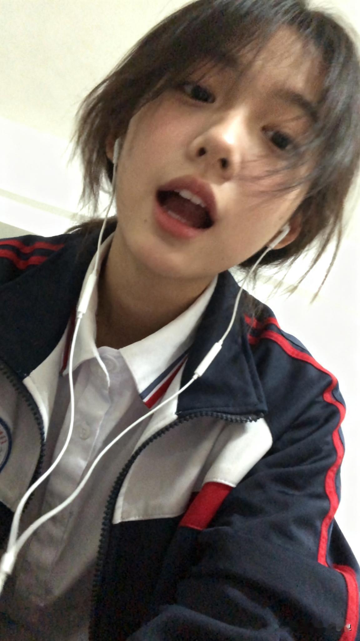 青春洋溢的校园时光，耳机里的音乐伴我前行。🎧🎒校园唯美瞬间 校园生活感悟