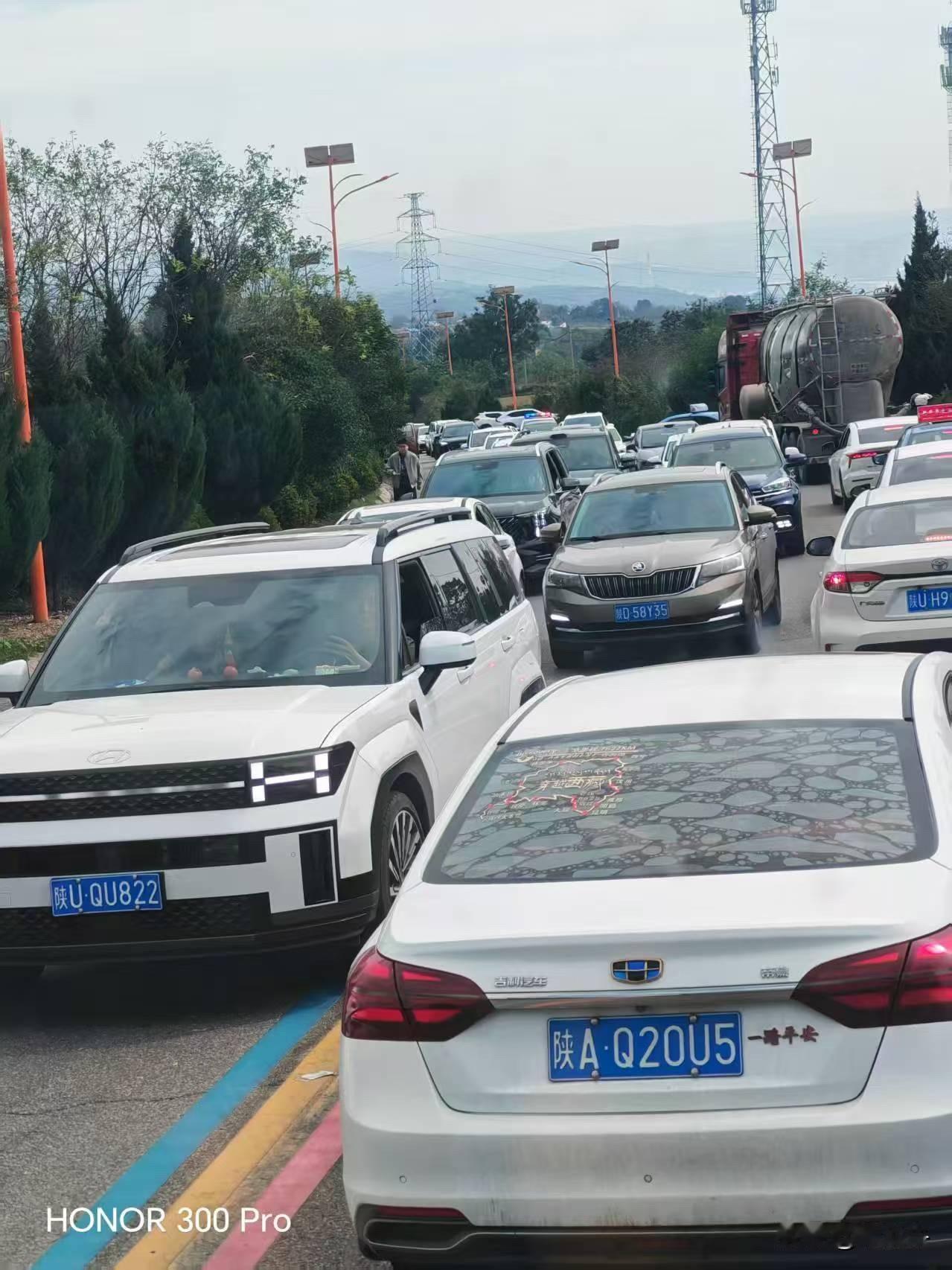 国庆第二天，去彬州罗店柿子园，是这样的场景。
今天是国庆第二天，下午5:00彬州