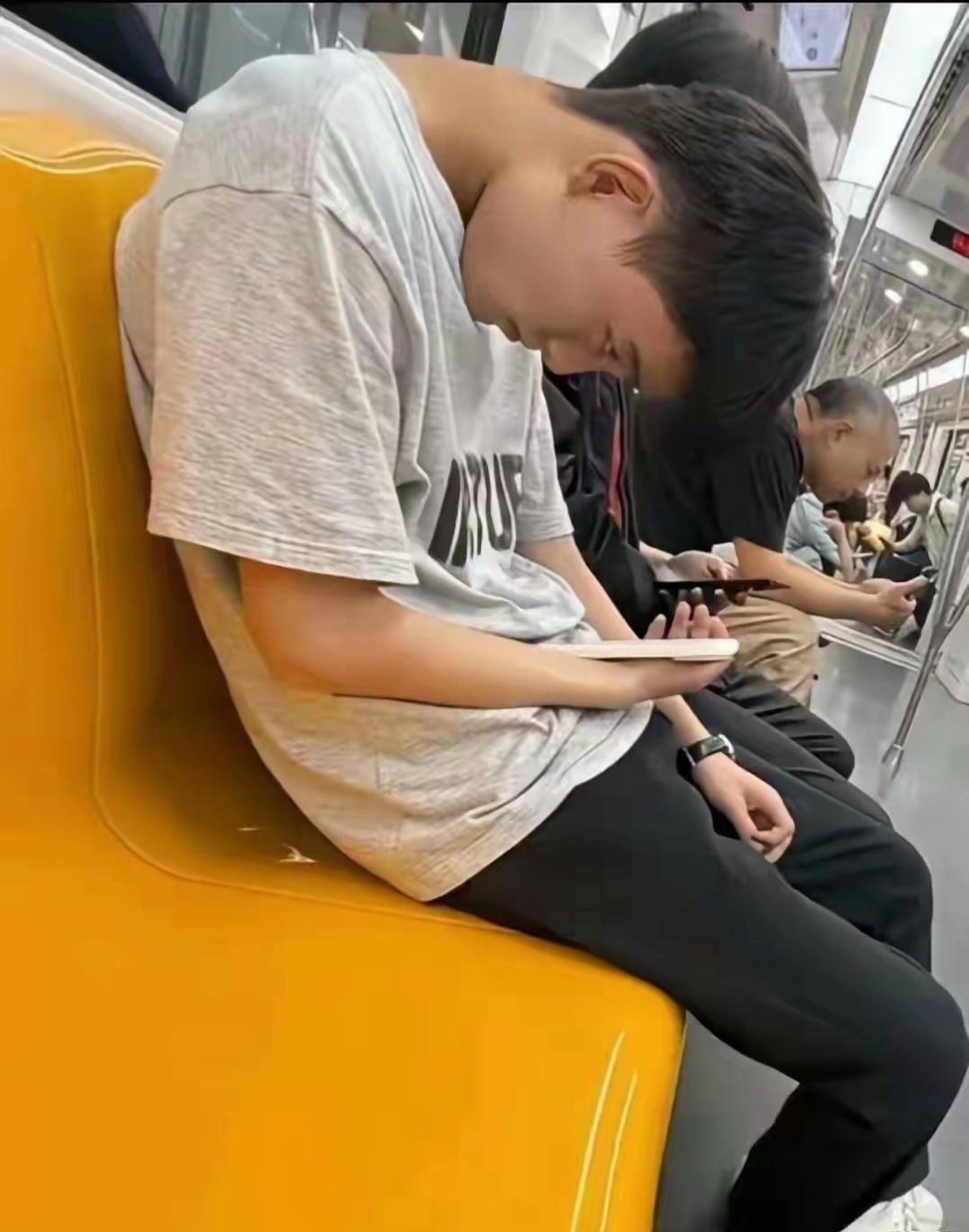 图中的这位青少年正在聚精会神玩手机，而他的脊椎已经悄然出现问题了。
青少年沉迷手