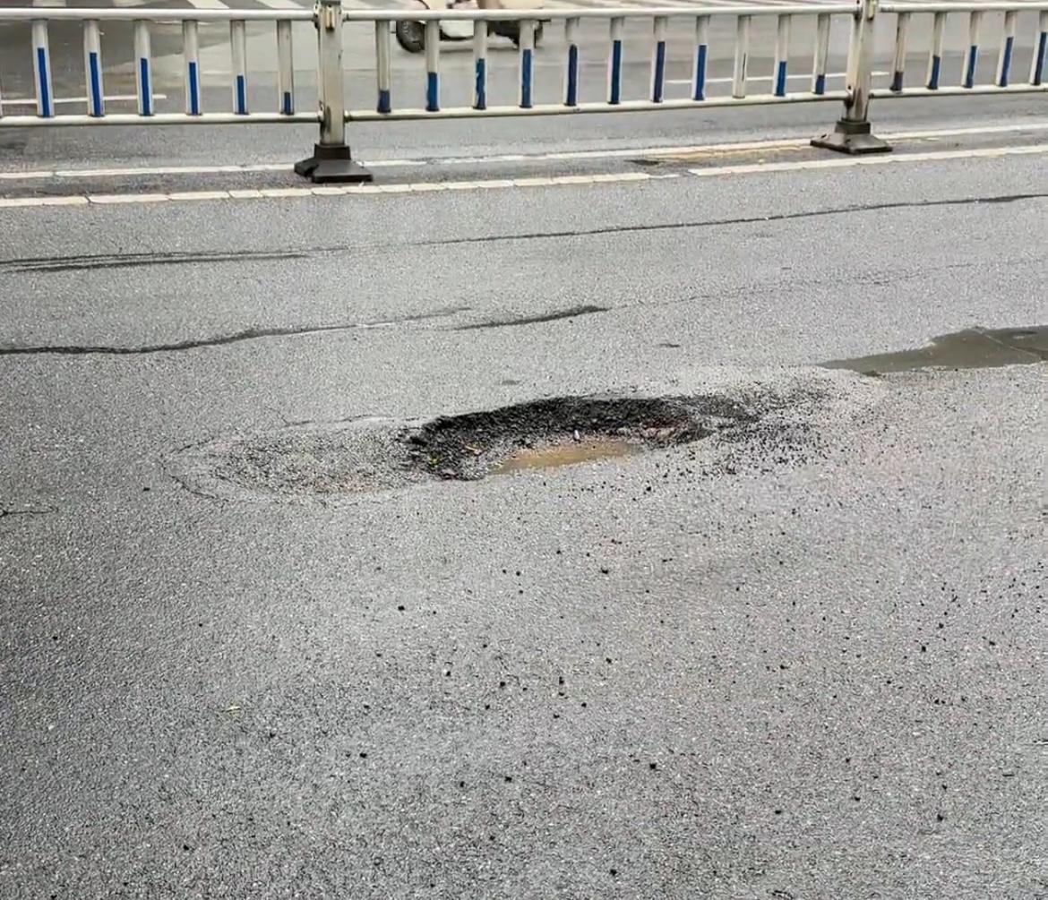 【玉林民主中路段有路坑致小车路过爆胎】

9月28日，网友爆料称：