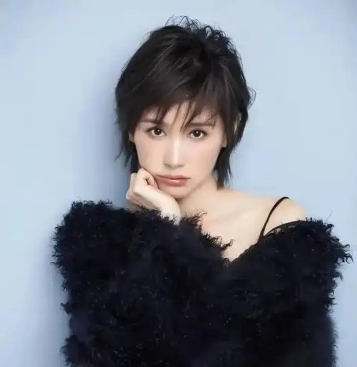 王子文堪称人生赢家，事业上凭借出色演技收获诸多认可。生活中，她独自抚养12岁儿子