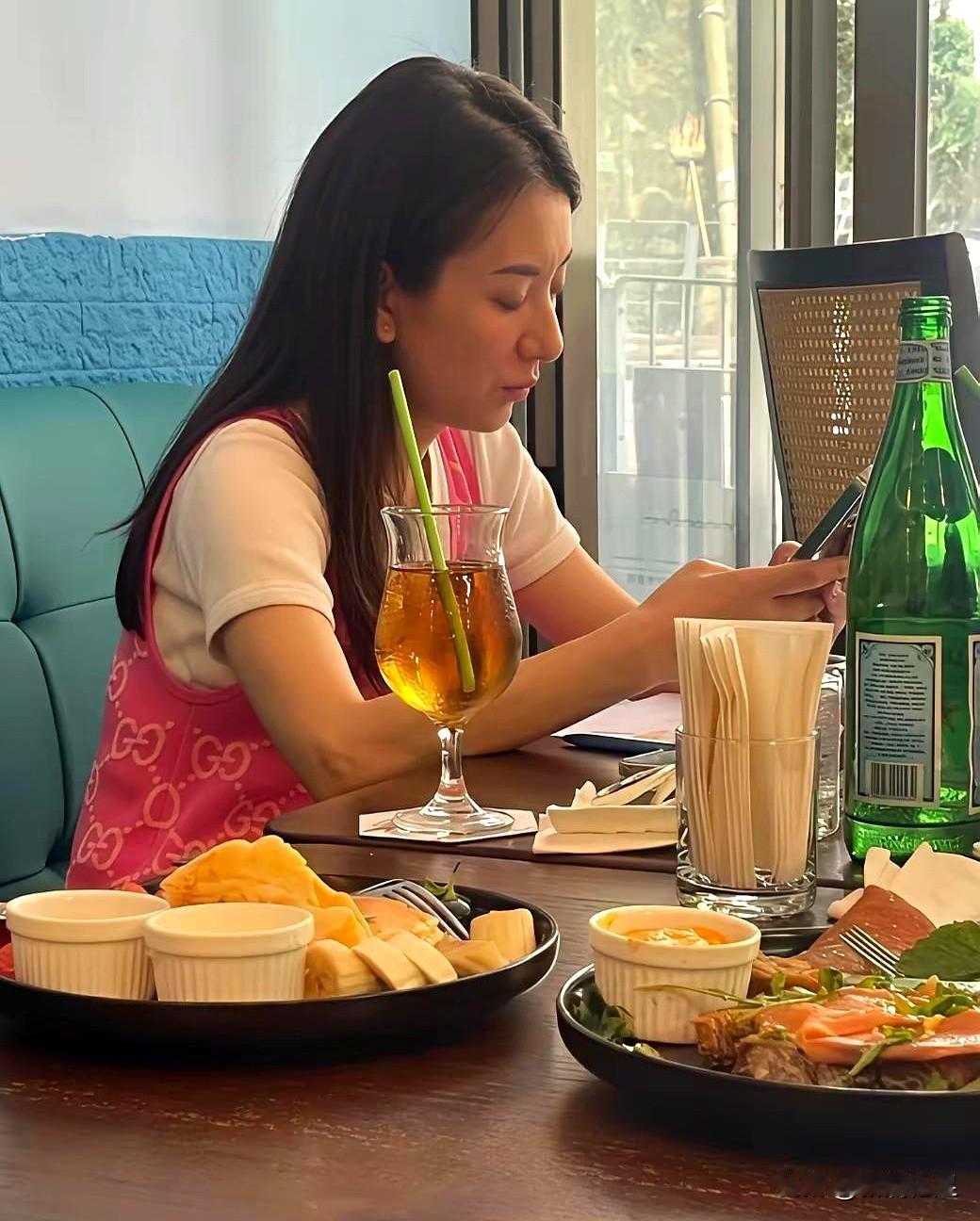 香港的餐桌边，面包和牛排还冒着热气，网友拍到方媛与朋友聚餐，她却低头盯着手机，眉
