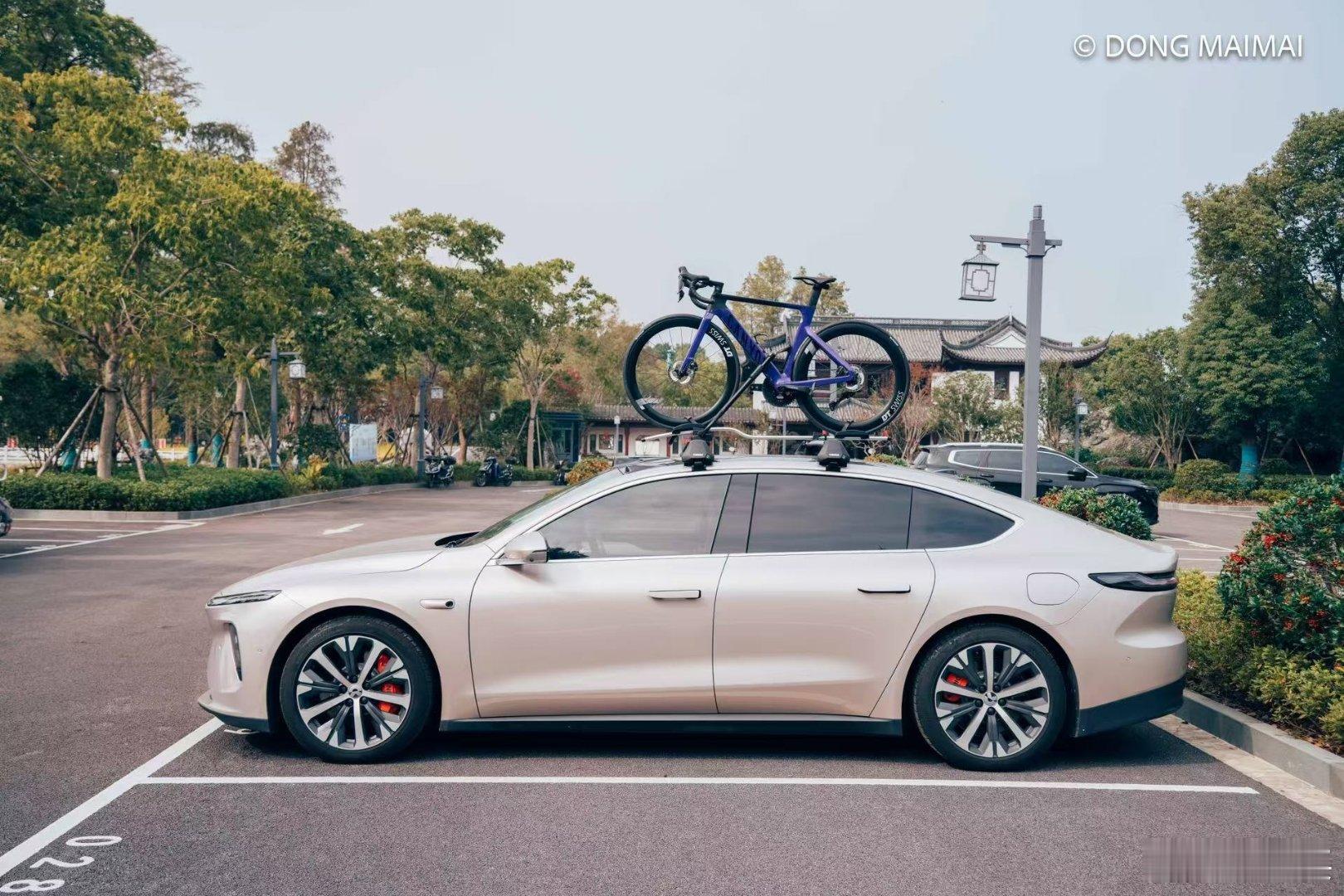 越来越喜欢ET7，行政还全能。这车加行李架顶自行车，也不违和，还有点运动。天然的