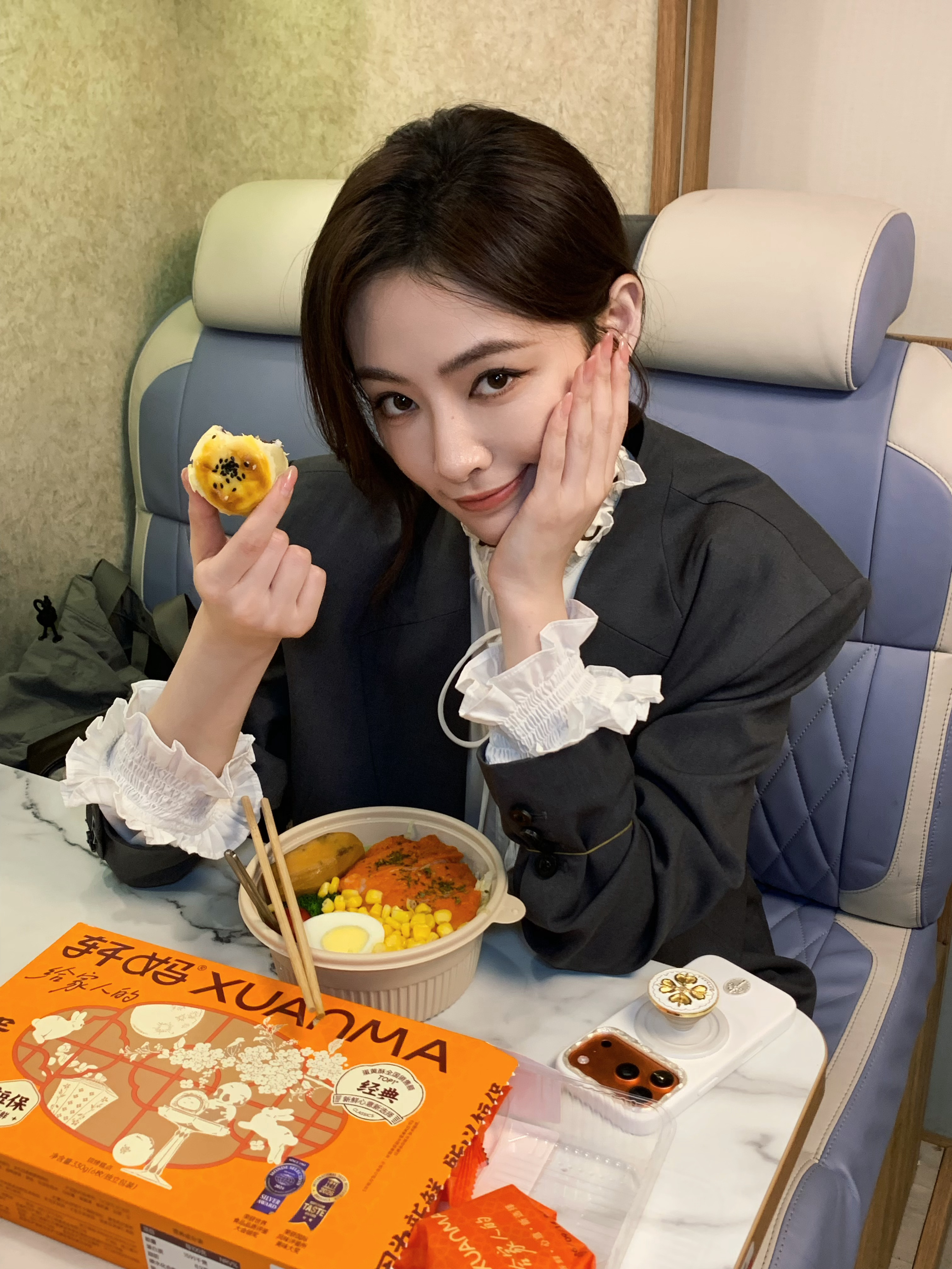 许佳琪[超话]  🦊 我与秋天超合拍 今年中秋有点甜😜送给最幸运的你们本条评